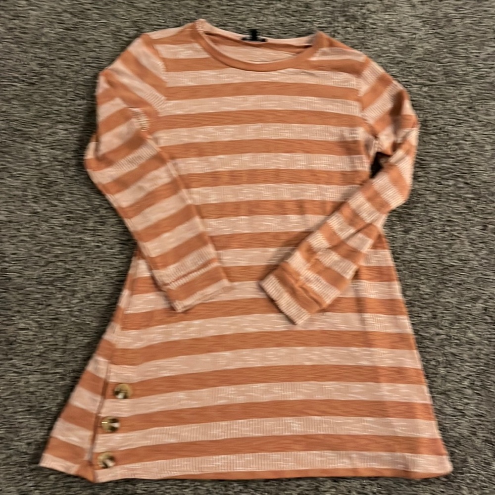 Women’s dress size large.  Excellent shape. Super cute on.